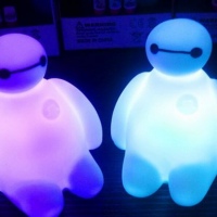 Figuras de acción de Baymax, decoración colorida y ligera para la mesa del dormitorio, regalo para niñas y niños increíbles